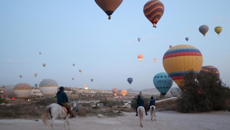 Kapadokya’da sıcak hava balon turlarına rüzgar ve tipi engeli