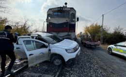 Malatya’da yük treni otomobile çarptı: 2 yaralı