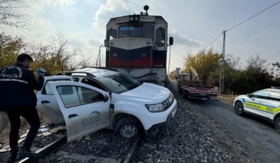 Malatya’da yük treni otomobile çarptı: 2 yaralı