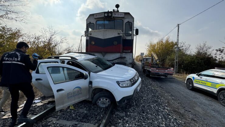 Malatya’da yük treni otomobile çarptı: 2 yaralı