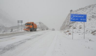 Konya’da ulaşıma kar engeli: Yollar trafiğe kapandı