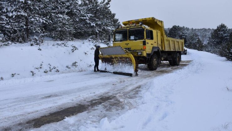 Karabük’te kar nedeniyle kapanan köy yolları ulaşıma açıldı