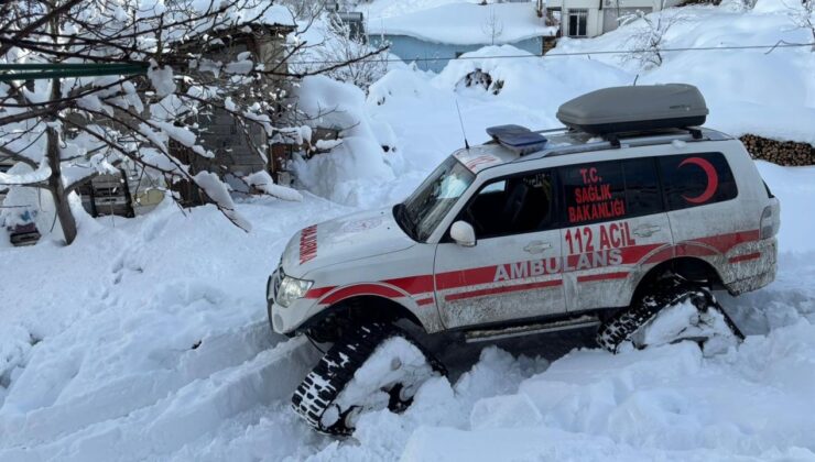 Yolu kardan kapanan köydeki hastaya paletli ambulansla ulaşıldı