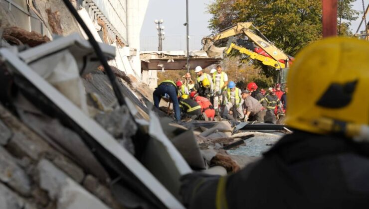 Sırbistan’da tren istasyonunun girişindeki çatı çöktü: 13 ölü