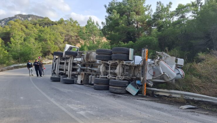 Tatlısu-Geçitkale anayolunda beton mikseri devrildi