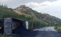 Girne-Değirmenlik anayolunda asfalt yüklü kamyon devrildi