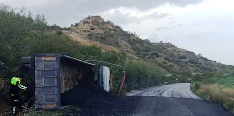 Girne-Değirmenlik anayolunda asfalt yüklü kamyon devrildi