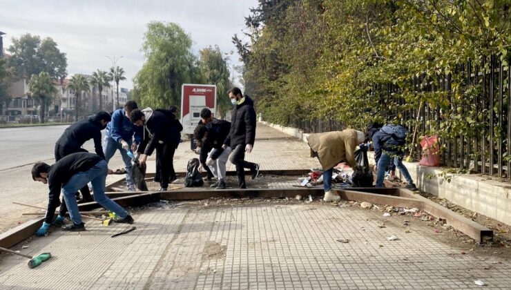 Suriye’nin başkenti Şam’da gönüllü gençler sokakları temizliyor