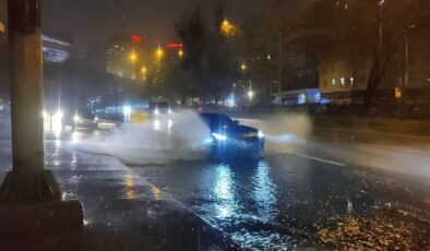 İstanbul’da sağanak caddeleri göle çevirdi