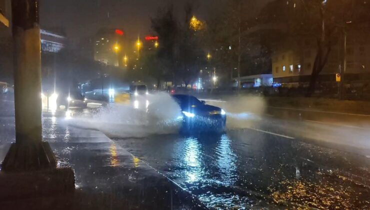 İstanbul’da sağanak caddeleri göle çevirdi