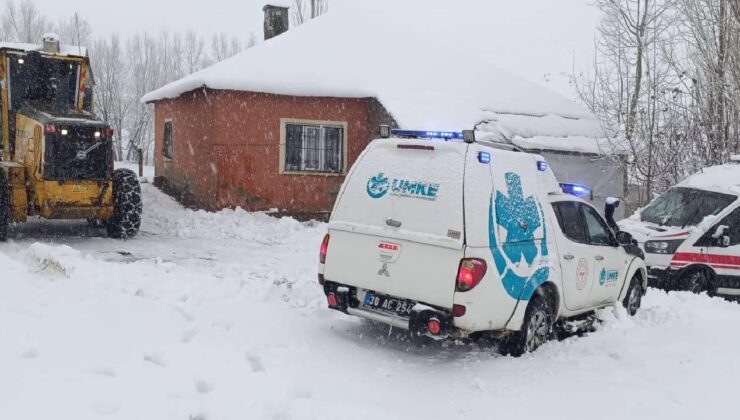 Yüksekova’da yolu kardan kapanan köylerdeki 4 hasta ekiplerce hastaneye ulaştırıldı