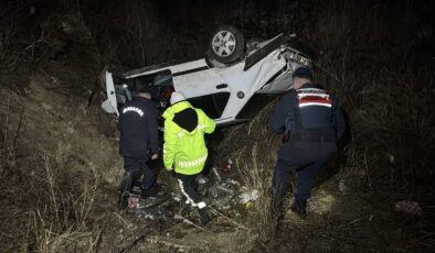 Kütahya’da şarampole devrilen otomobildeki 2 kişi ağır yaralandı