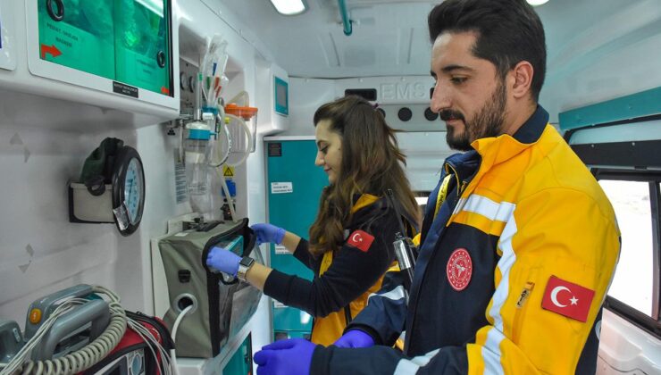 Sağlık çalışanı çift aynı ambulansta hastaların imdadına yetişiyor