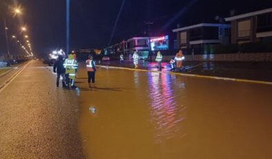 Balıkesir-Çanakkale yolu yağış ve akan su nedeniyle kısmen kapandı