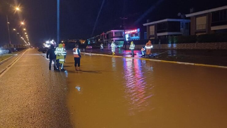 Balıkesir-Çanakkale yolu yağış ve akan su nedeniyle kısmen kapandı