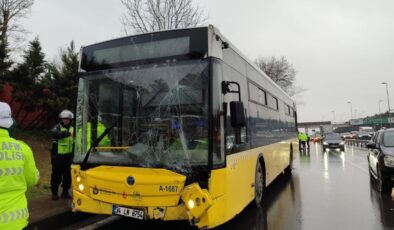 İETT otobüsü aydınlatma direği ile reklam panosuna çarptı