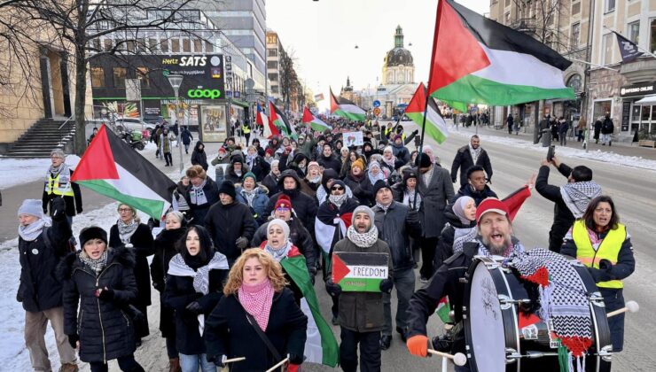 İsveç’te yüzlerce kişi katil İsrail’i protesto etti