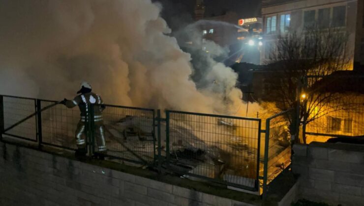 Beyoğlu’nda yangın: Üç gecekondu kullanılamaz hale geldi