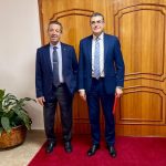 Dışişleri Bakanı Ertuğruloğlu’ndan emekli olan Lakadamyalı’ya teşekkür plaketi