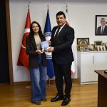 Ödüllü gazeteci DAÜ Mezunu Alaqad, öğrencilerle buluştu