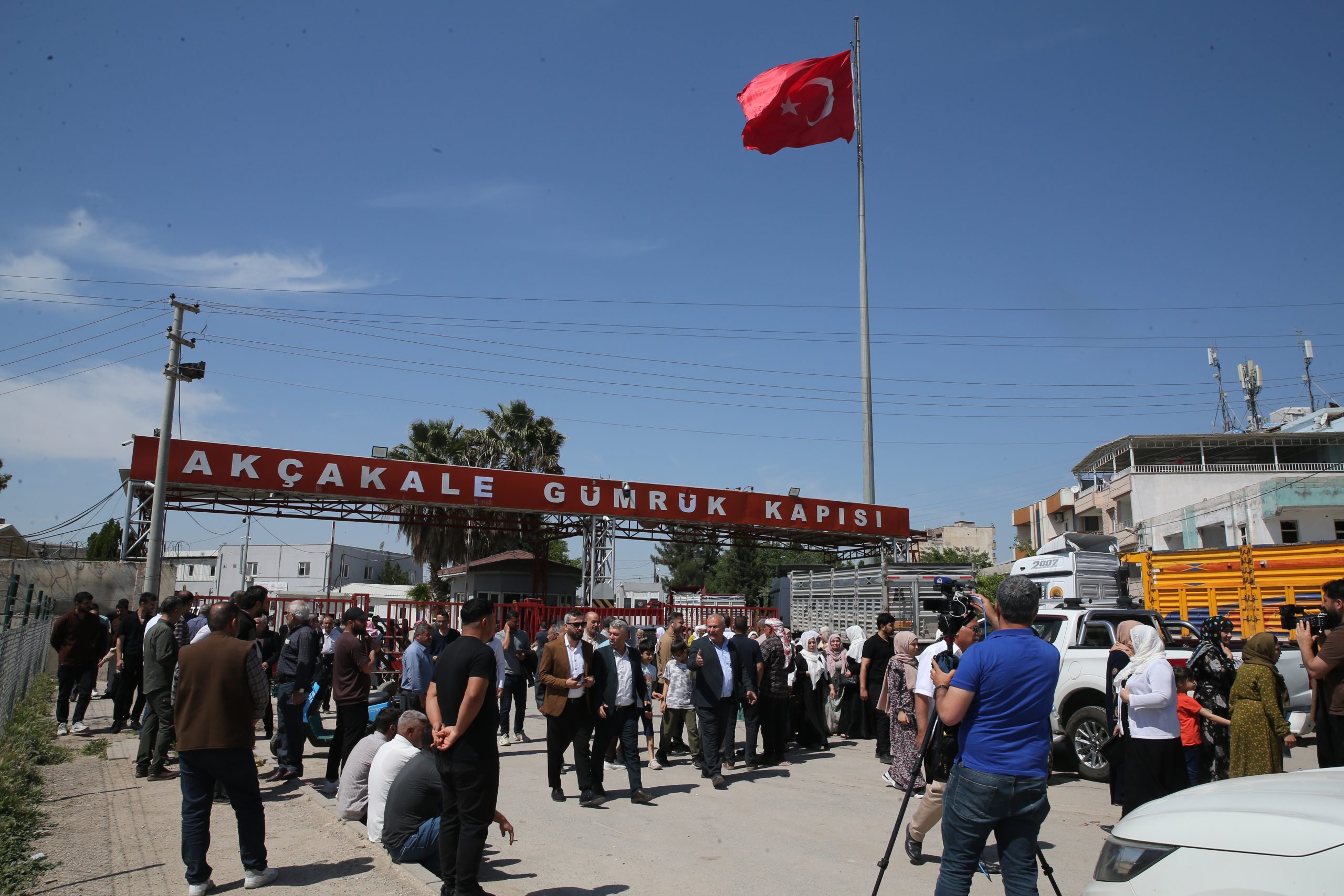 Akçakale sınır kapısı 12 yıl sonra pasaport ile geçişlere açıldı