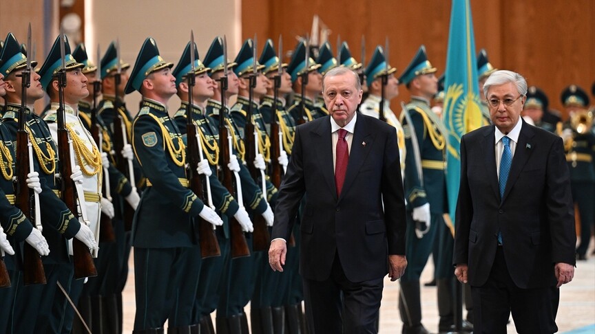 Türkiye Cumhurbaşkanı Erdoğan, Kazakistan'da resmi törenle karşılandı